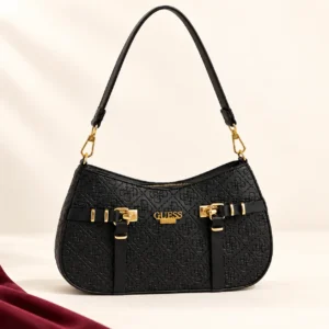 حقيبة سوداء بنقشة بارزة وإبزيم